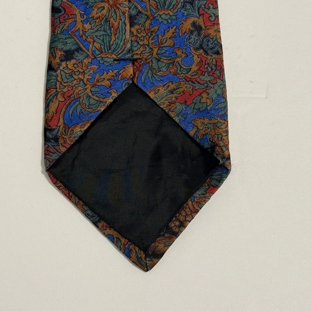 Unbranded intricate floral